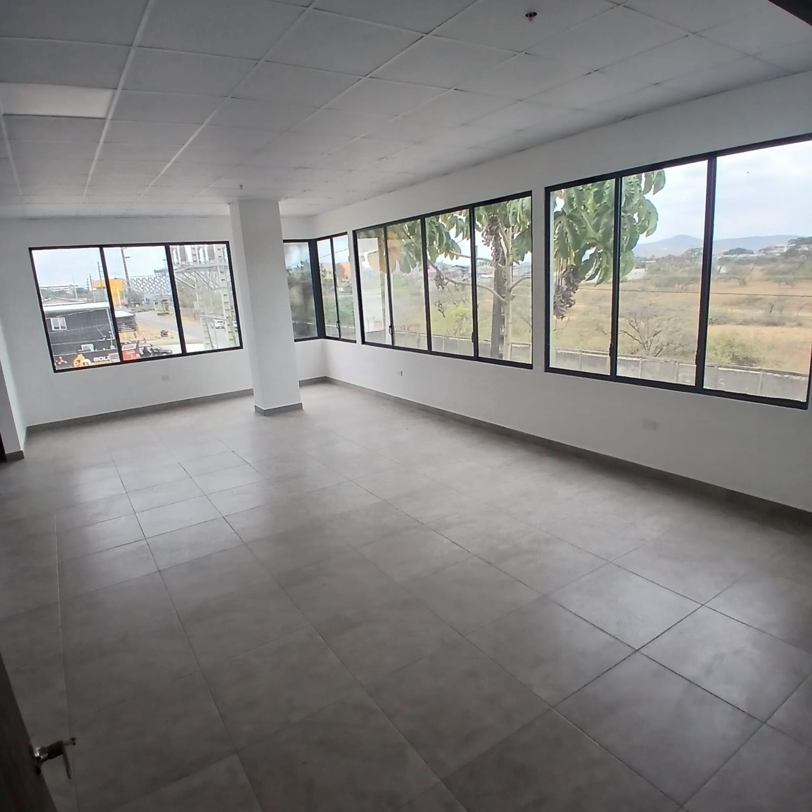 Oficinas en alquiler – El Buijo, Samborondón