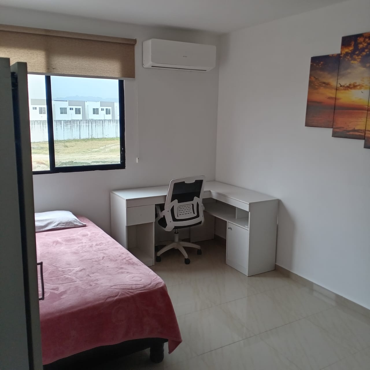 Habitación amoblada en Urbanización Napoli, Vía salitre.